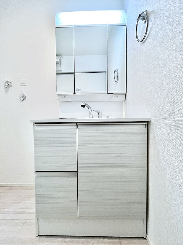 スタイリングに便利な三面鏡、ミラーキャビネットで細かい物スッキリ