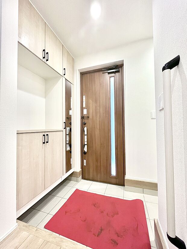 ~Entrance~ 下駄箱ミラー付なので、お出かけ前の身だしなみチェックに◎♪玄関はお客様をお出迎えする一番最初の場所、帰ってくる時に入る最初の場所。そんな場所だからこそ、より良い空間に…♪