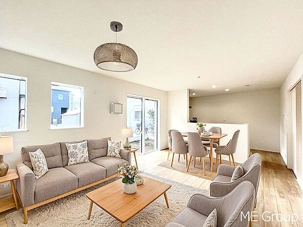 ~Living~ 飽きの来ないシンプルでおしゃれなLDK。大きな窓から日差しが差し込むので室内も明るく、家族の憩いの場としてピッタリです。開放感と日当たりの良さを是非ご覧ください! ※家具はCGです