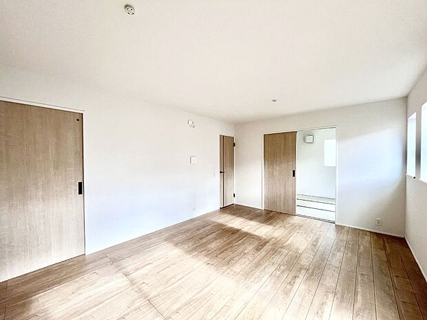 ~Living~ 家族の一体感を感じられる広々としたスペース。家族と過ごす時間を大切にする方にピッタリのゆとりの住空間です。お子様が走り回っても安心して見守れます。家族の笑い声が今にも目に浮かびます。