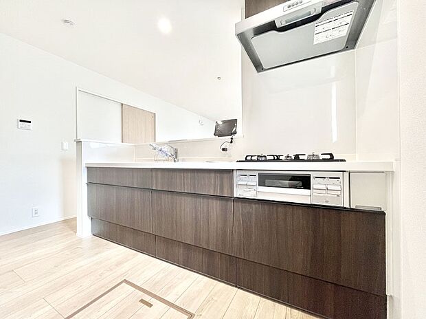 〜Kitchen〜　「さぁ今日は何を作ろう」こんなキッチンなら思いっきり料理ができちゃいます。キッチンからはリビングが一望できます。家族がつながるお家がここにございます。