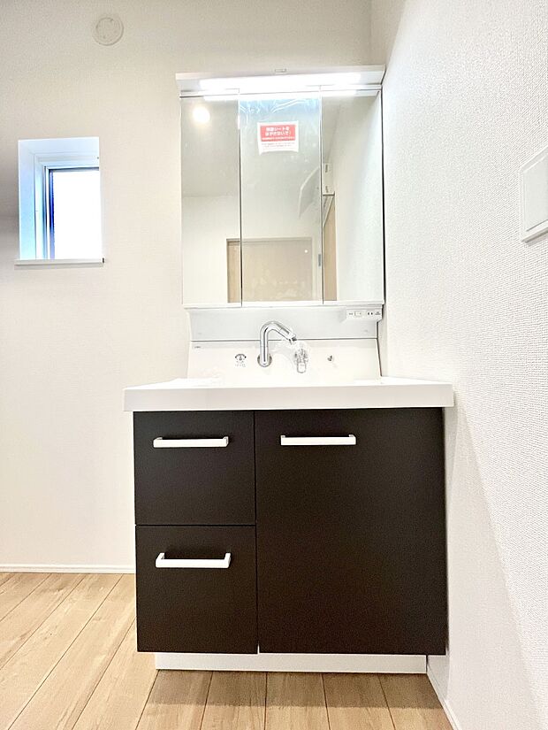 ~Dressing Room~ 明るく清潔感溢れるパウダールーム。毎日使う場所だからこそ、快適な空間となっております。シャンプードレッサーを採用しておりますので、朝シャンも手軽に出来ます。