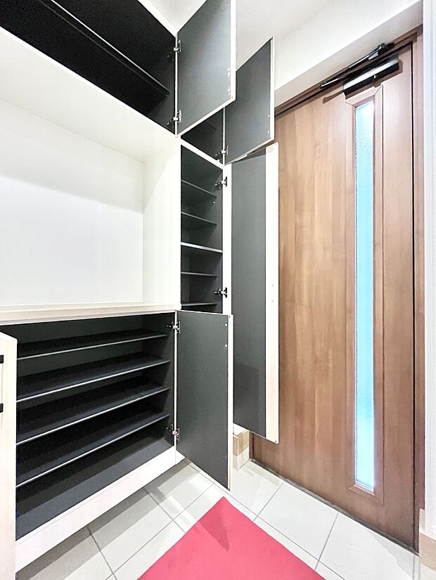 たっぷり収納できるシューズボックスで家族全員の靴も、玄関すっきり。  