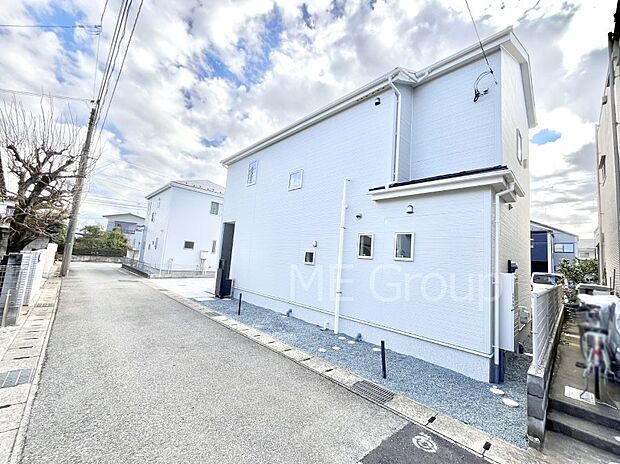 ~Exterior~ 前面道路:北4m市道 前面道路は閑静な住宅地をはしる車通りの少ない道路。駐車の出し入れもらくらくです!ご不明点・現地見学のご希望は、お気軽にお問い合わせください!