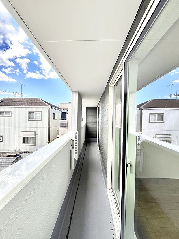 ~Balcony~ 大きな空に囲まれた気持ちのいい家。 バルコニーを覗くだけで圧倒的な開放感に包まれます。 バルコニーは陽がさしこみお布団や洗濯物を気持ちよく干すことができます。
