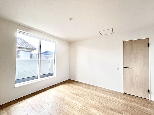 ~Bed Room~ バルコニーからの採光で朝もスッキリ目が覚めそうですね!穏やかな光が差し込む室内には、穏やかな時間が流れます。休日には、落ち着いた空間で自分の趣味を楽しむのはいかがですか。