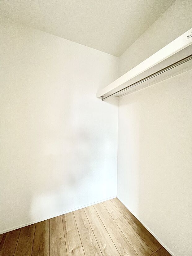 〜Walk-in Closet〜　たくさんの洋服をかけてもシワになりにくいウォークインクローゼット。洋服以外にも、普段使わない家電やスーツケース、ストック品など何でも片付く嬉しい空間です。