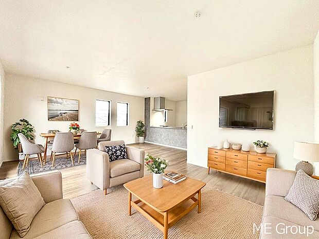 ご家族の賑やかな話し声で包まれる明るいリビング ※家具はCGです