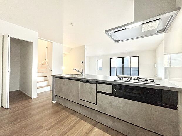 料理をしながらでもご家族との会話を楽しめる対面キッチン