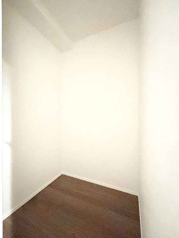 廊下収納。掃除道具や季節の小物を収納することができます。