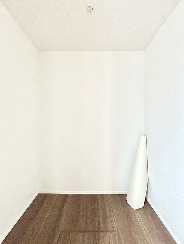 ウォークインクローゼット付きで生活空間を広く利用できます。