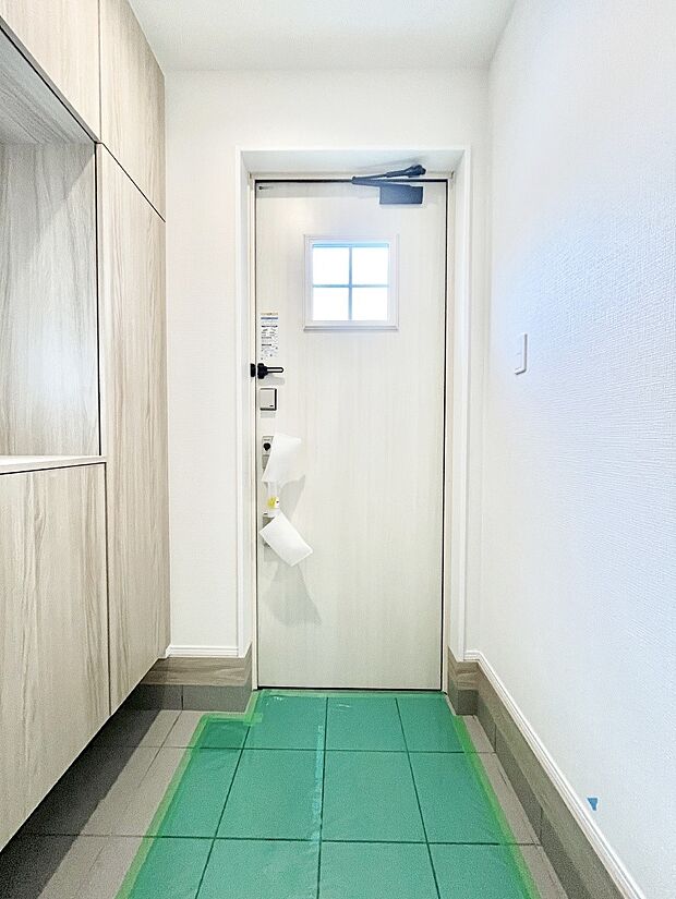 ◆A号棟◆~Entrance~ 家の中でお客様を迎える最初の場所である玄関は、家の印象そのものです!豊富な玄関収納で、常に綺麗に保つことが出来ます♪玄関にはたっぷり収納の下駄箱を完備!