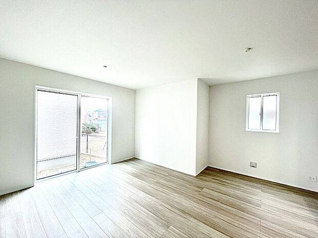 ◆A号棟◆~Living~ 飽きの来ないシンプルでおしゃれなLDK。大きな窓から日差しが差し込むので室内も明るく、家族の憩いの場としてピッタリです。開放感と日当たりの良さを是非ご覧ください!