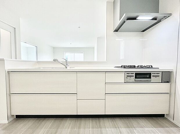 ◆A号棟◆~Kitchen~ 広くて使いやすいキッチンなら家族でいっしょに料理をつくったり、後片付けも手間なくできちゃいます♪収納もたっぷりあるので、いつもすっきりと清潔な印象を保てます。