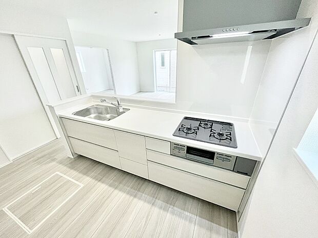 ◆A号棟◆~Kitchen~ 「さぁ今日は何を作ろう」こんなキッチンなら思いっきり料理ができちゃいます。キッチンからはリビングが一望できます。家族がつながるお家がここにございます。