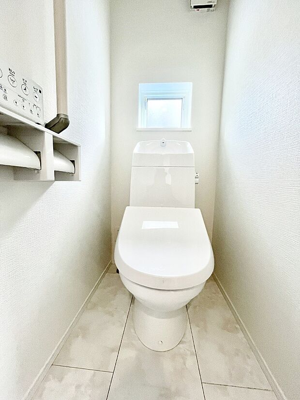 ◆A号棟◆〜Toilet〜　清潔感のある水回り♪トイレはウォシュレット付きです◎トイレは毎日使わざるを得ないもの。いつも清潔を保ちたいですね。トイレが2ヶ所あるので朝の混雑時に便利です！