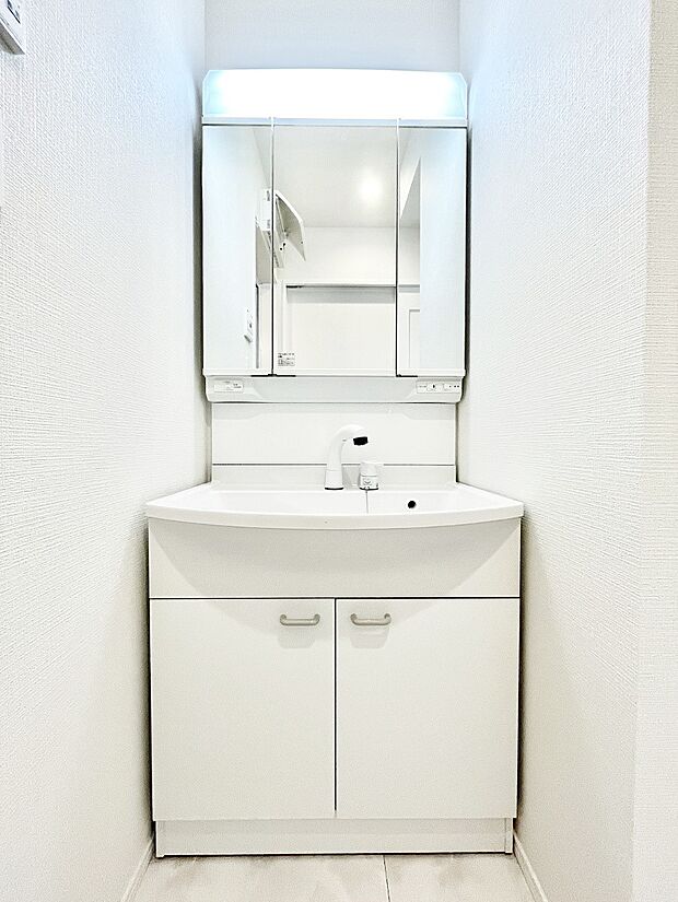 ◆A号棟◆~Dressing Room~ 清潔感溢れる色合いで統一されていると、スッキリと整った印象をうけます。鏡の裏にはたっぷりと収納スペースを標準装備!水廻りは、シンプルかつ機能性を重視して。