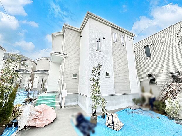 ◆A号棟◆〜Exterior〜　一戸建ての大きなメリットは、自分達の「土地」を「自由に」使える事です。ガーデニングやＤＩＹ，車やバイクの趣味など様々な用途で利用できます。