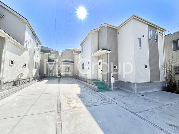 ~Exterior~ 前面道路:北 6.49m 公道 前面道路は閑静な住宅地をはしる車通りの少ない道路。駐車の出し入れもらくらくです!ご不明点・現地見学のご希望は、お気軽にお問い合わせください!