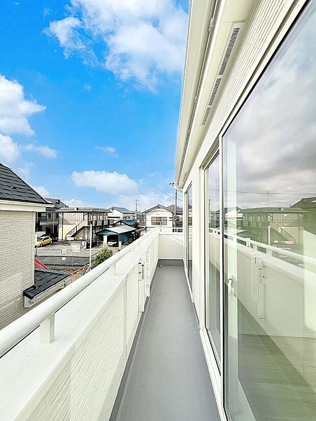 ◆A号棟◆~Balcony~ バルコニーは温かい陽がさしこみ、お布団や洗濯物を気持ちよく干すことができます。使いやすく開放的なバルコニーです♪陽ざしがたっぷり降り注ぐ、バルコニー付き住まい。