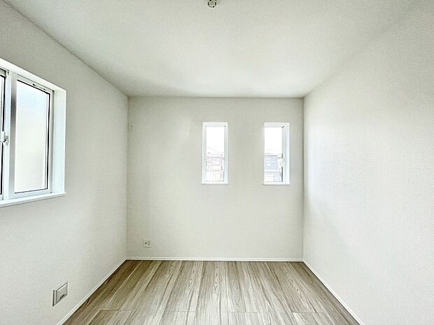 ◆A号棟◆~Bed Room~ マンションと違い部屋数が多いのが戸建てのメリットです。ご家族が増えたことで手狭に感じていた住まいも戸建てでは各居室プライバシーを保つことができます。