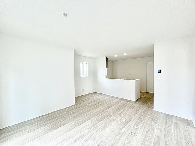 ◆A号棟◆〜Living〜　ここにはみんなが集い、食事と楽しい会話が始まる。話に夢中になりすぎて、ついつい時を忘れ夜半過ぎになってしまう。そんな束の間の幸せを感じさせてくれる場所でありたい。