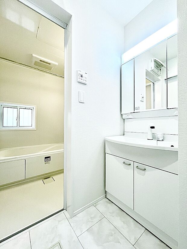 洗面所はゆとりのあるスペースで、身支度や入浴後のスキンケアも心に余裕をもってできそうです。