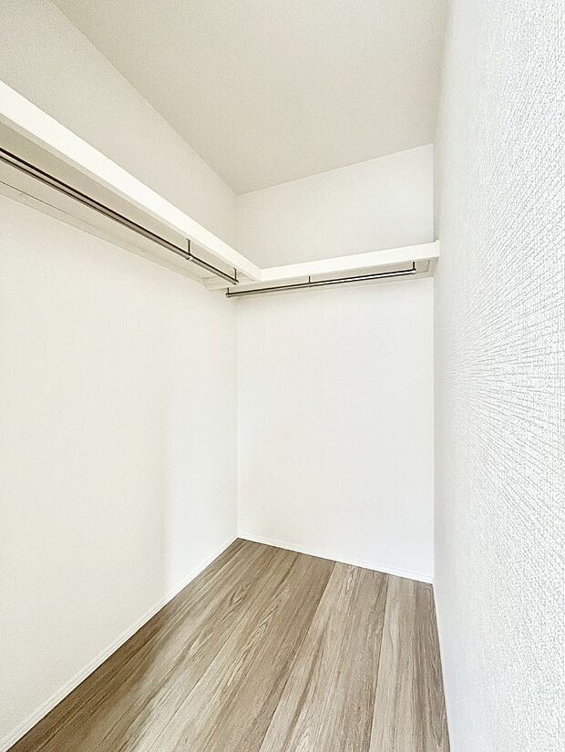 ◆A号棟◆~Walk-in Closet~ たくさんの洋服をかけてもシワになりにくいウォークインクローゼット。洋服以外にも、普段使わない家電やスーツケース、ストック品など何でも片付く嬉しい空間です。