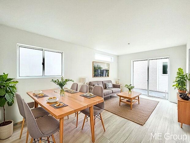 ご家族の賑やかな話し声で包まれる明るいリビング ※家具はCGです