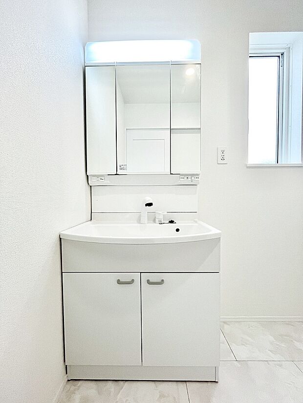 スタイリングに便利な三面鏡、ミラーキャビネットで細かい物スッキリ