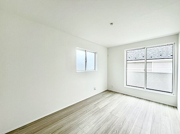 明るいバルコニーサイドに洋室を設置。目覚めの良い寝室に。