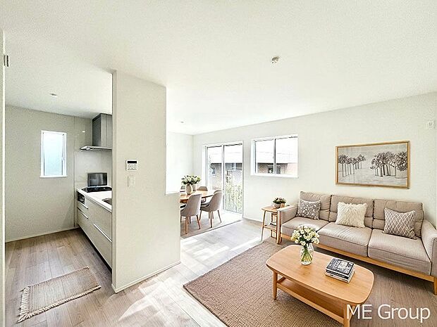 ご家族の賑やかな話し声で包まれる明るいリビング ※家具はCGです