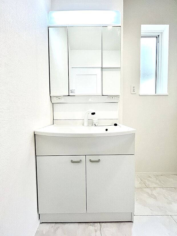 大きく見やすい三面鏡で清潔感ある洗面台は、身だしなみチェックや肌のお手入れにおすすめです。