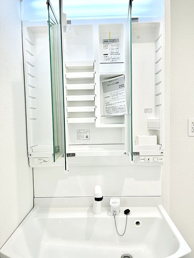 三面鏡の裏に、化粧品や衛生用品などを収納可能。洗面台をすっきりと保ちます!