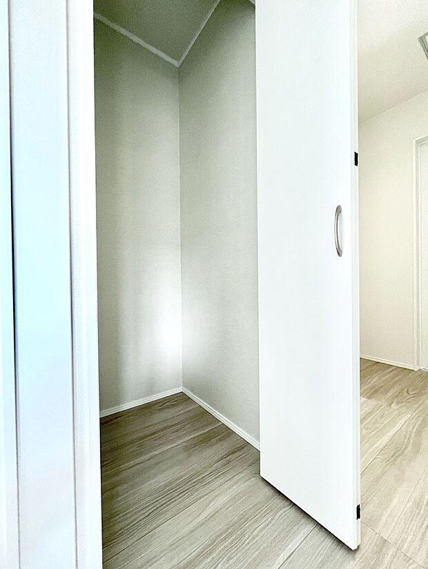 廊下収納。掃除道具や季節の小物を収納することができます。