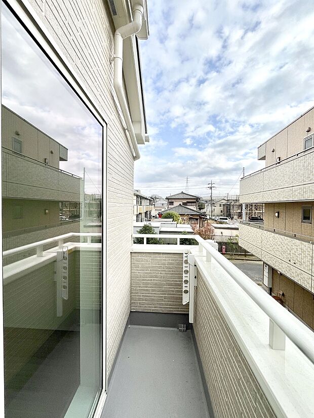 暖かな陽光が降り注ぐバルコニーはお洗濯におすすめ。爽やかな風も心地よいです。 