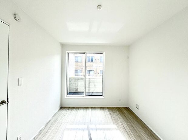 明るいバルコニーサイドに洋室を設置。目覚めの良い寝室に。