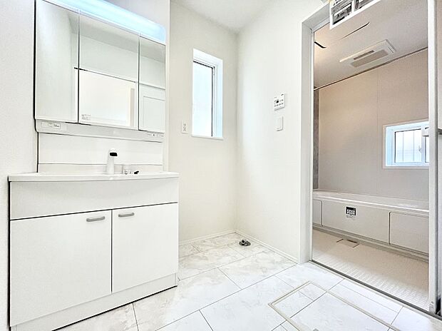 清潔感のある快適空間です。毎日の身支度も気持ち良くお使い頂けます。 