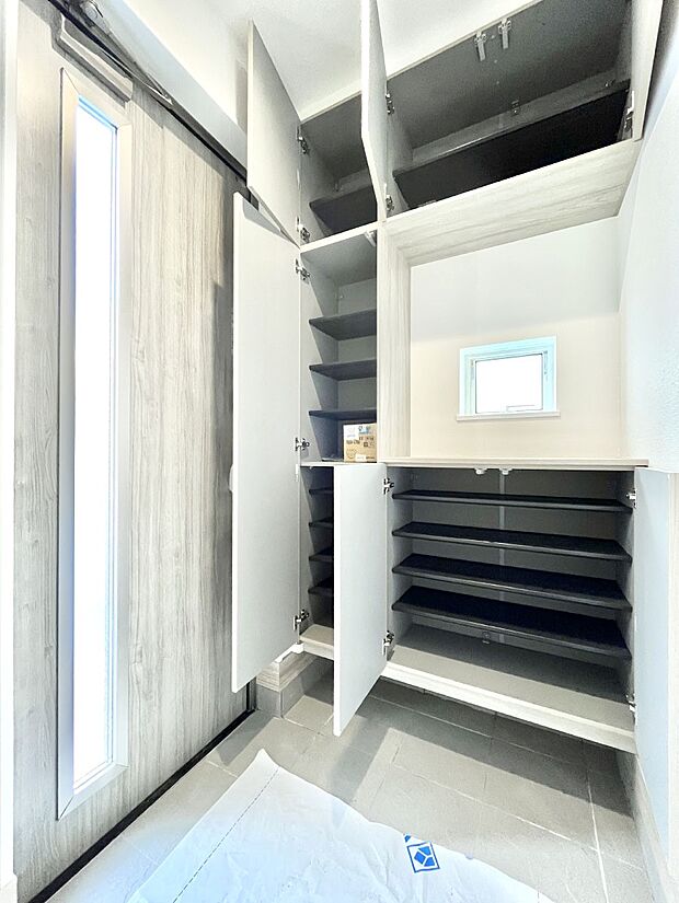 たっぷり収納できるシューズボックスで家族全員の靴も、玄関すっきり。  