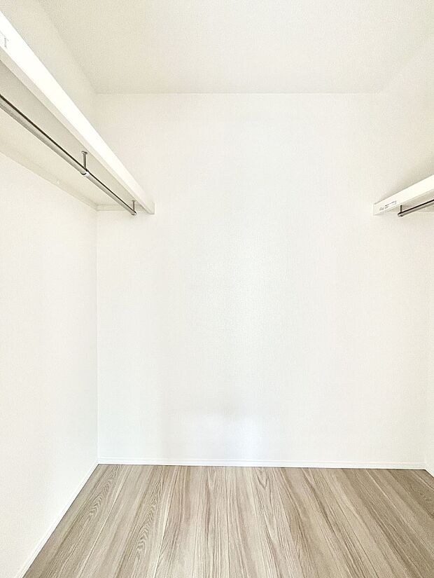 ウォークインクローゼット付きで生活空間を広く利用できます。