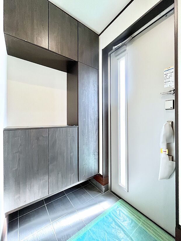 ◆A号棟◆〜Entrance〜 家の中でお客様を迎える最初の場所である玄関は、家の印象そのものです!豊富な玄関収納で、常に綺麗に保つことが出来ます♪玄関にはたっぷり収納の下駄箱を完備!