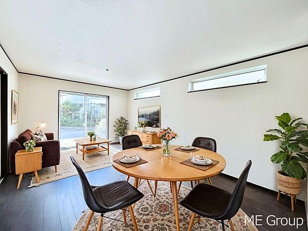 ◆A号棟◆〜Living〜　大きな窓から日差しが差し込むので室内も明るく、家族の憩いの場としてピッタリです。開放感と日当たりの良さを是非ご覧ください！　※家具はCGです