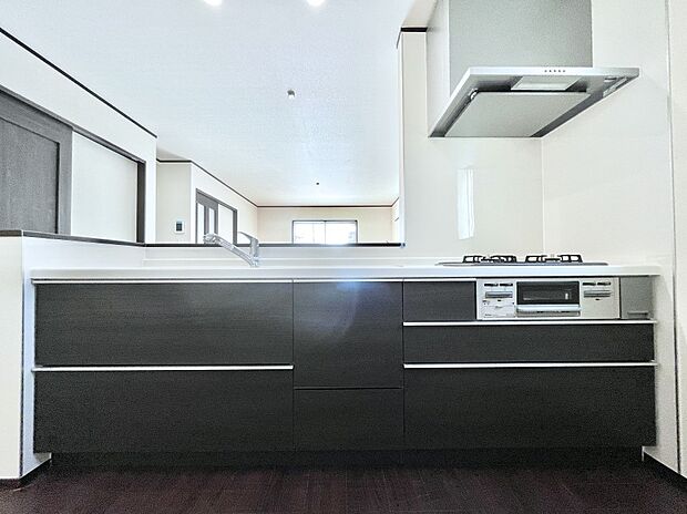 ◆A号棟◆〜Kitchen〜　広くて使いやすいキッチンなら家族でいっしょに料理をつくったり、後片付けも手間なくできちゃいます♪収納もたっぷりあるので、いつもすっきりと清潔な印象を保てます。