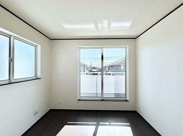 ◆A号棟◆〜Bed Room〜　2面採光を確保した明るい室内は、風通しも良く、大変居心地の良い空間となっております。爽やかな風を感じて起きる朝は、快適生活の始まりに！日当たりや通風がとても良い住まい♪