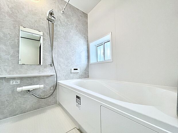 ◆A号棟◆〜Bath Room〜　窓付きのバスルームは、採光もあり明るく気持ちの良い空間です。窓があることで、換気環境も良好。ゆったり寛げるバスルームで、毎日のバスタイムが楽しみになりそうです。