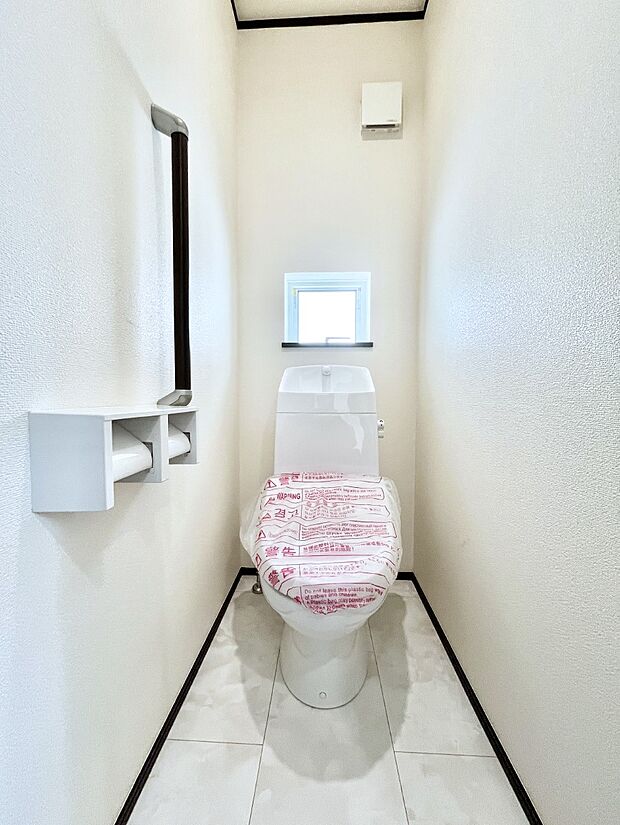 ◆A号棟◆〜Toilet〜 清潔感のある水回り♪トイレはウォシュレット付きです◎トイレは毎日使わざるを得ないもの。いつも清潔を保ちたいですね。トイレが2ヶ所あるので朝の混雑時に便利です!