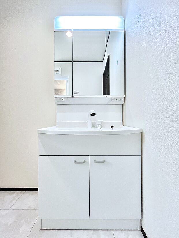 ◆A号棟◆〜Dressing Room〜　明るく清潔感溢れるパウダールーム。毎日使う場所だからこそ、快適な空間となっております。シャンプードレッサーを採用しておりますので、朝シャンも手軽に出来ます。