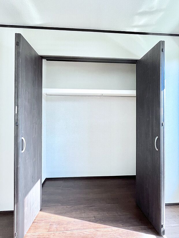 ◆A号棟◆〜Closet〜　壁面クローゼットがあればタンスを置く必要がなく、出っ張りのないスッキリ空間を維持できます。限られたスペースを有効に活用できそう。衣類や趣味の品などたっぷり収納出来ますね♪