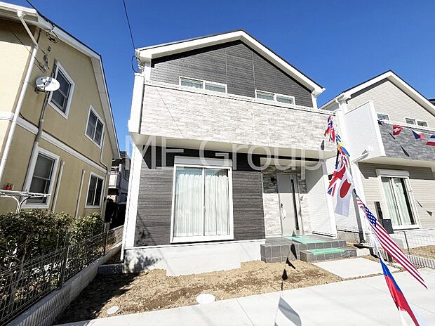 ◆A号棟◆〜Exterior〜　一戸建ての大きなメリットは、自分達の「土地」を「自由に」使える事です。ガーデニングやＤＩＹ，車やバイクの趣味など様々な用途で利用できます。