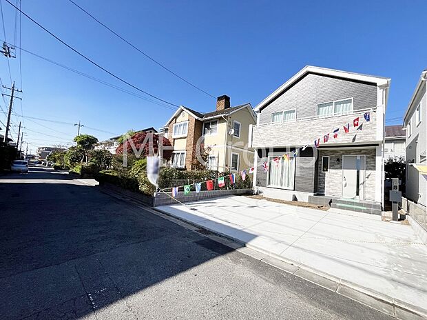 〜Exterior〜 前面道路:南 6m 公道 前面道路は閑静な住宅地をはしる車通りの少ない道路。駐車の出し入れもらくらくです!ご不明点・現地見学のご希望は、お気軽にお問い合わせください!